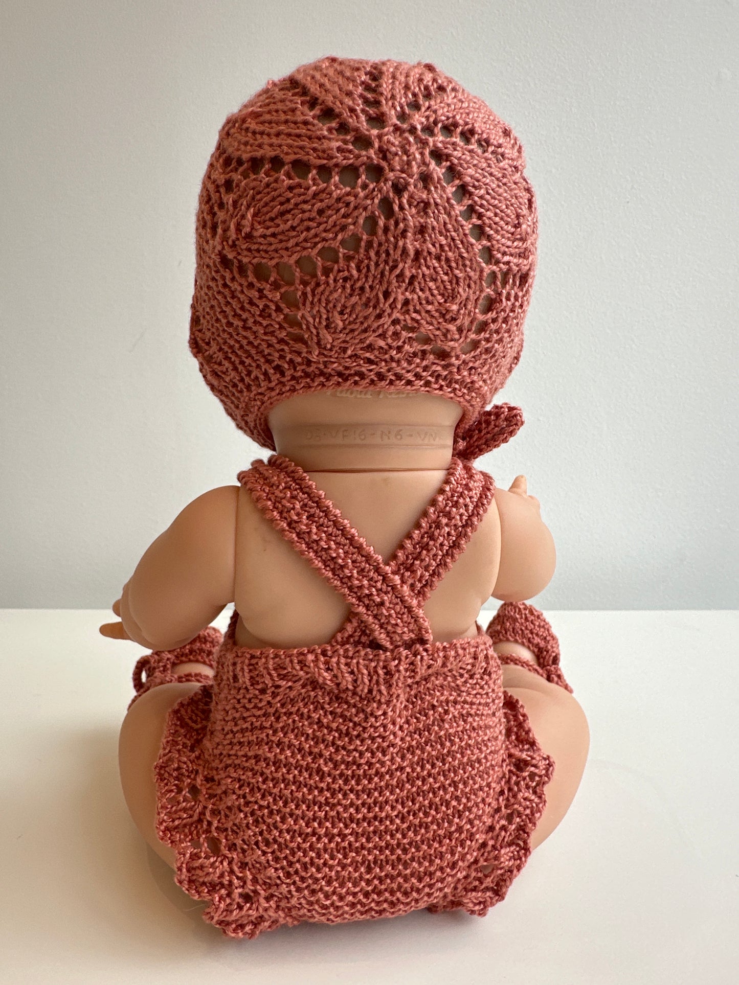 Conjunto de capota, peto y patucos hecho a mano para muñeco Gordi de Paola Reina 34 cm