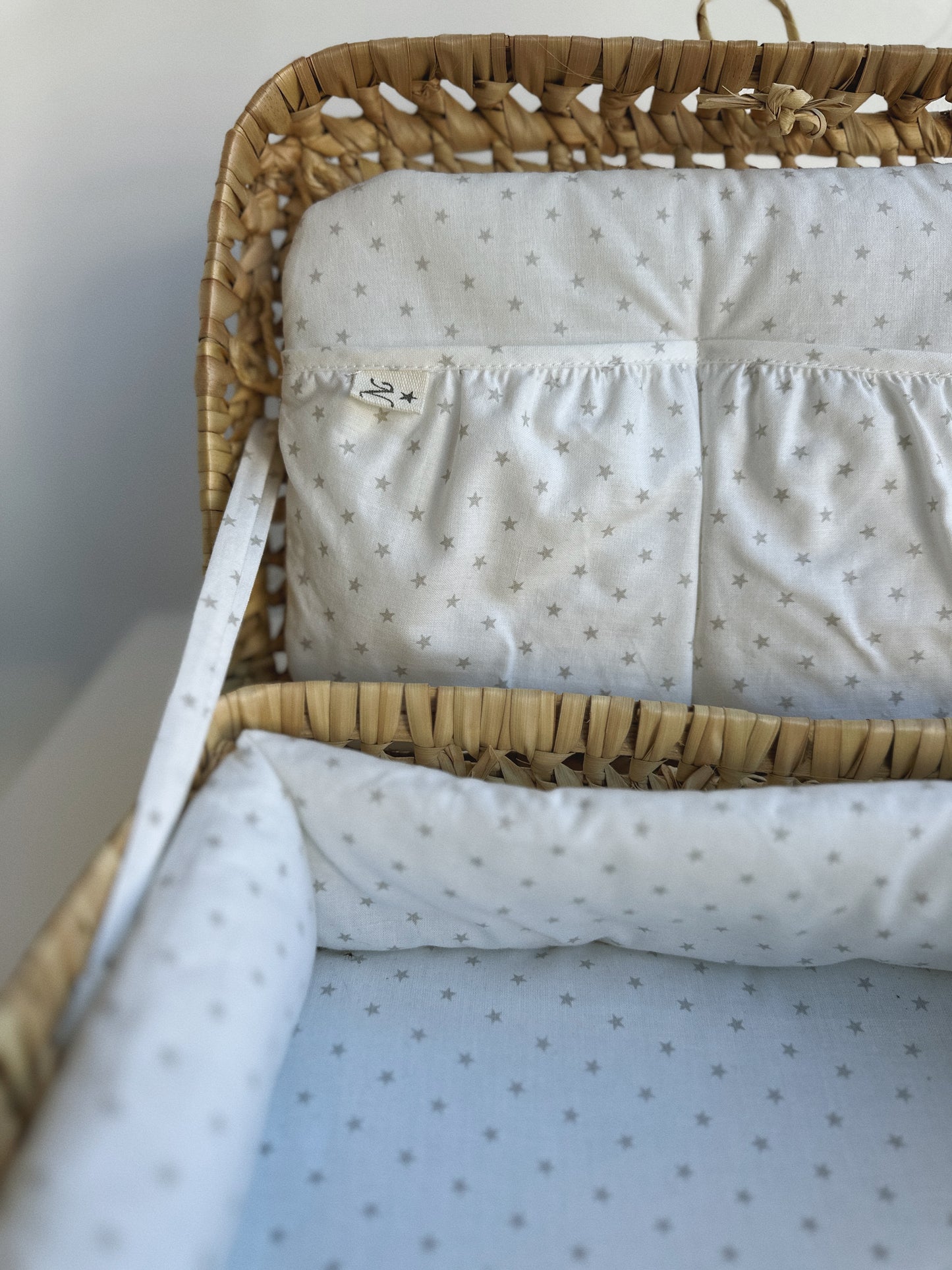 MALETA MIMBRE FORRADA ESTRELLA GRIS