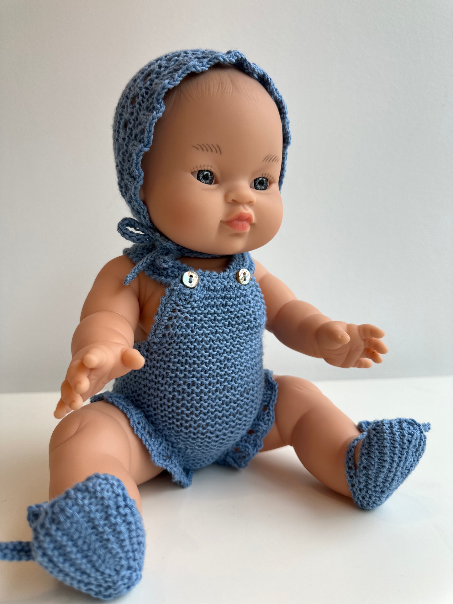 Conjunto de capota, peto y patucos hecho a mano para muñeco Gordi de Paola Reina 34 cm