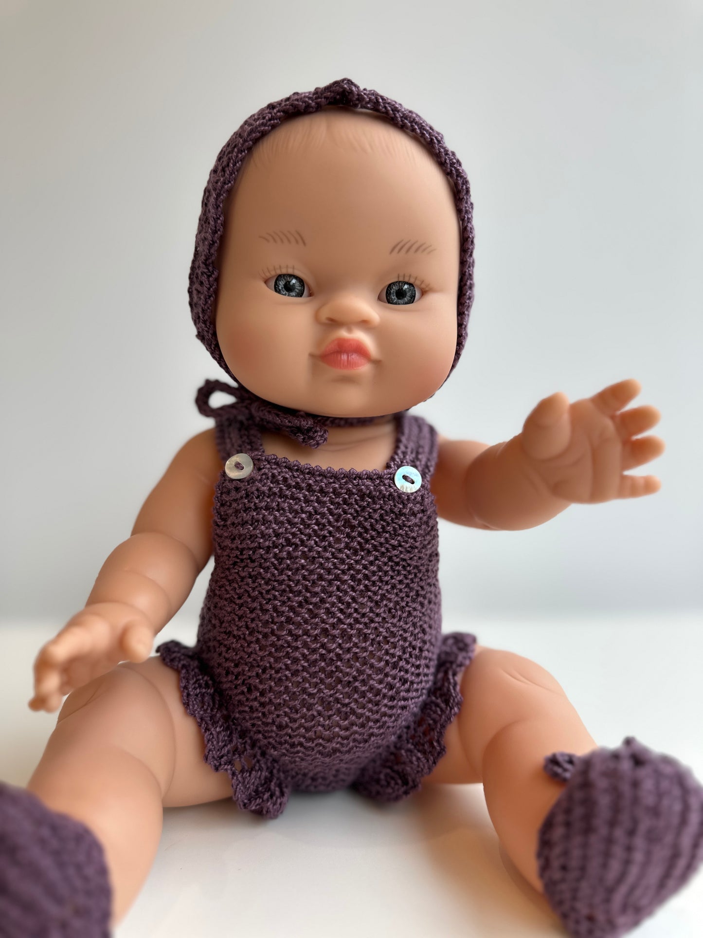 Conjunto de capota, peto y patucos hecho a mano para muñeco Gordi de Paola Reina 34 cm