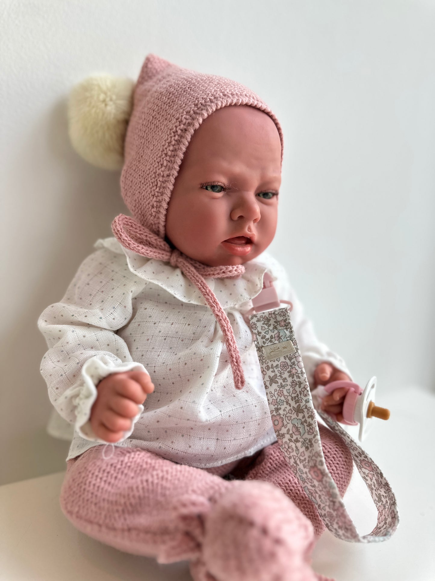 REBORN 40 CENTÍMETROS VESTIDO CON CAPOTA CON POMPON, BLUSA CON CUELLO, POLAINA, PATUCOS Y CHUPETE