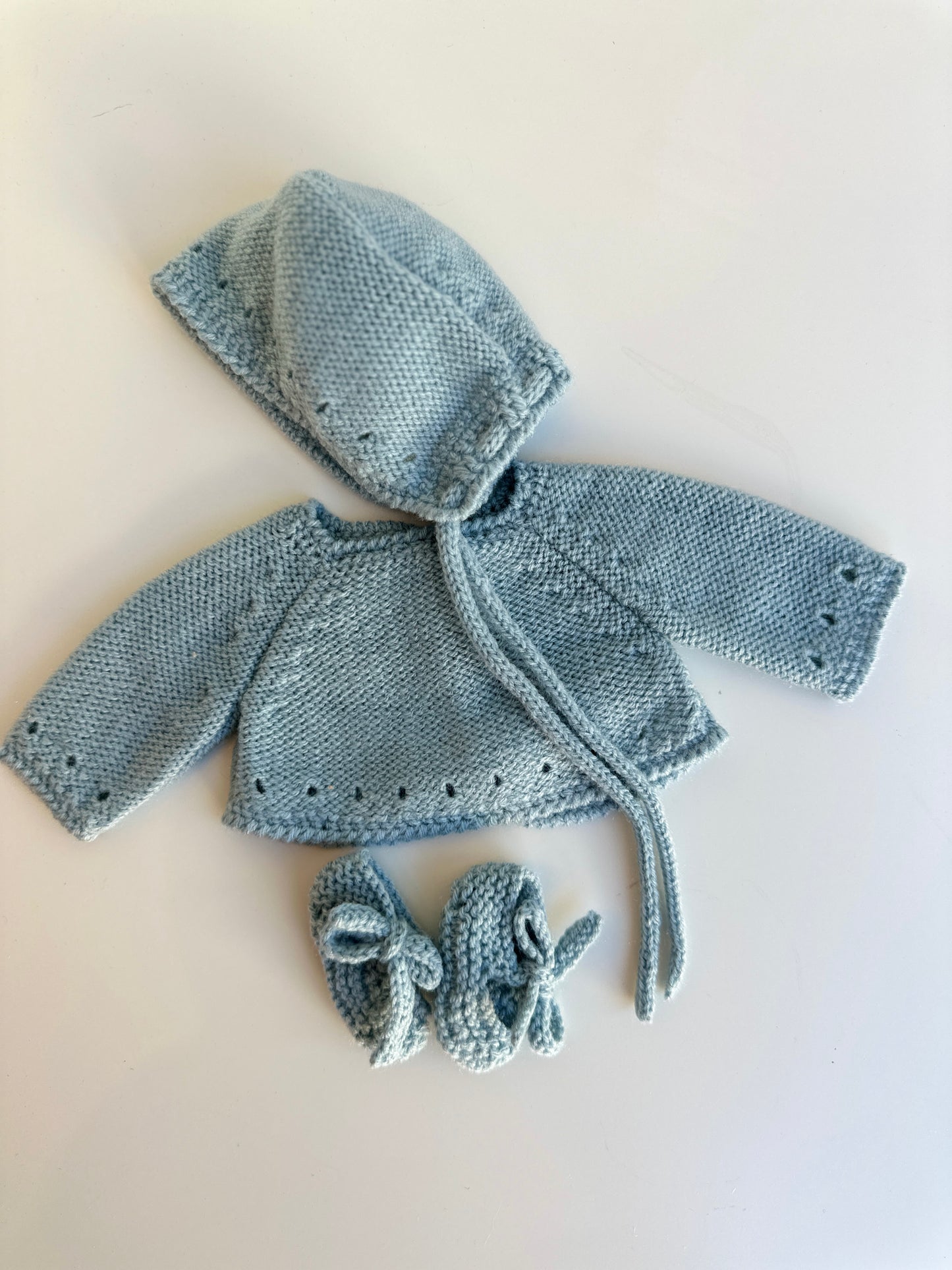 Conjunto jersey, capota y patucos para muñecos de 33cm