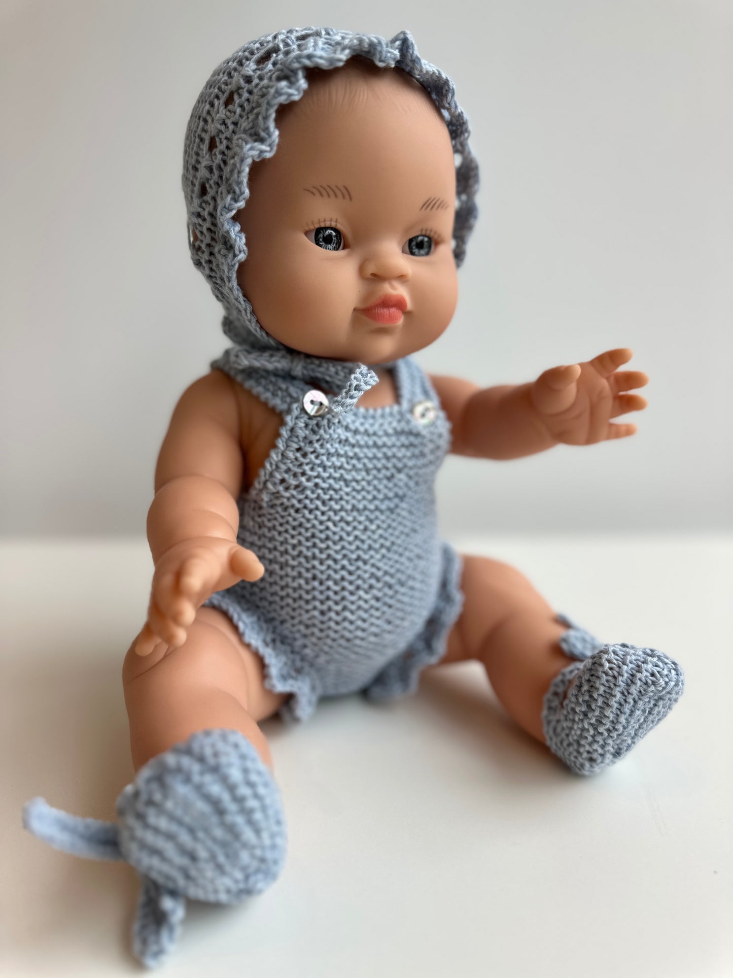 Conjunto de capota, peto y patucos hecho a mano para muñeco Gordi de Paola Reina 34 cm