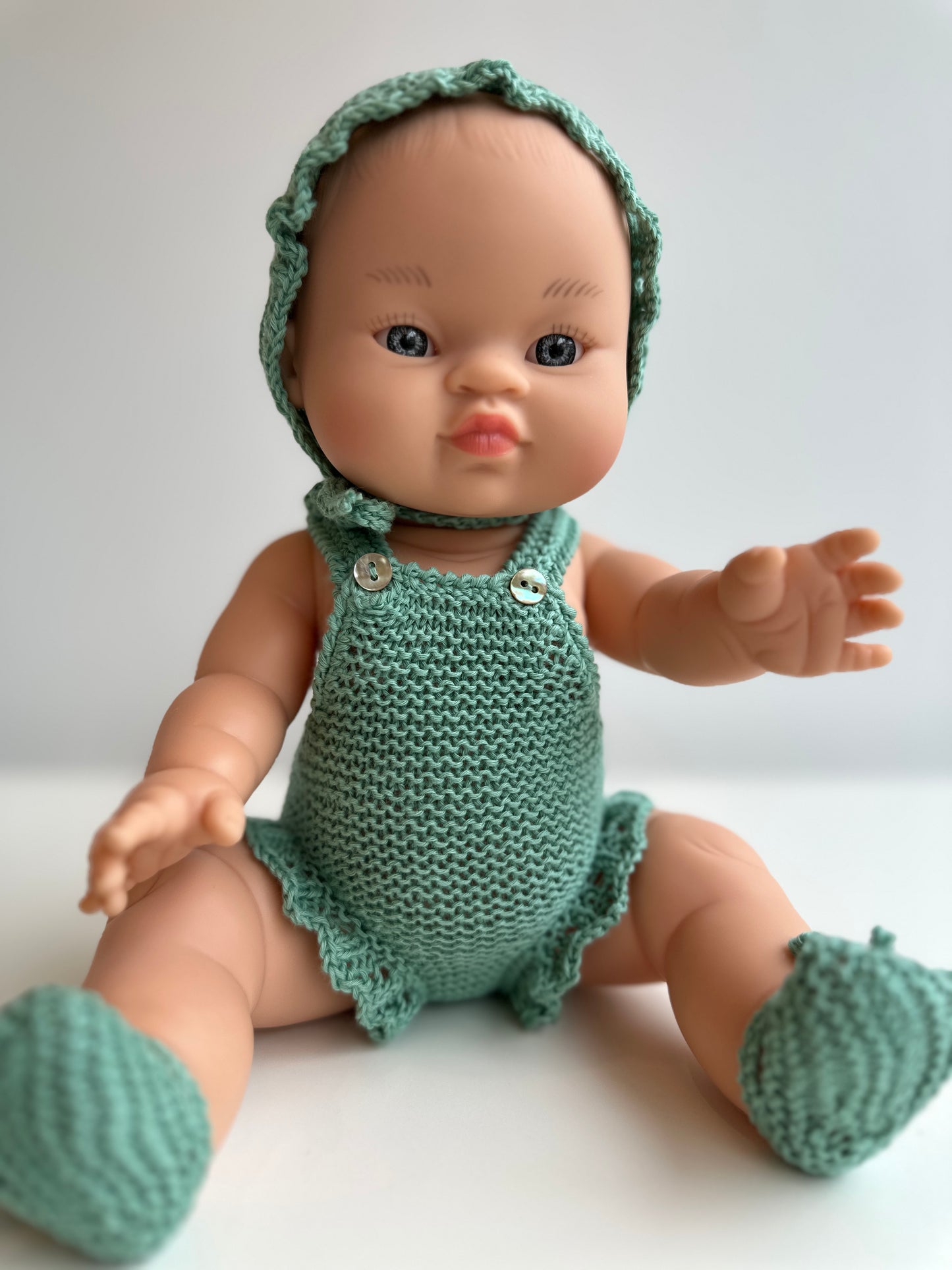 Conjunto de capota, peto y patucos hecho a mano para muñeco Gordi de Paola Reina 34 cm