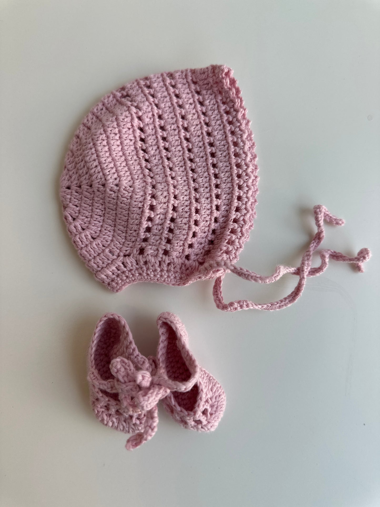 Conjunto capota y patucos hechos a mano para reborn. Disponible en varios colores: