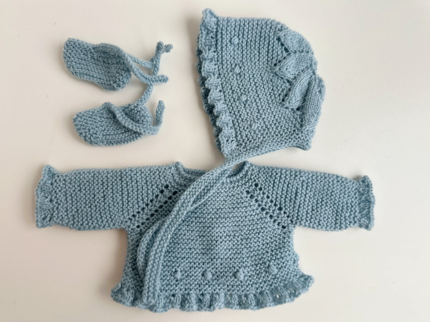 Conjunto jersey, capota y patucos para muñecos de 34 cm