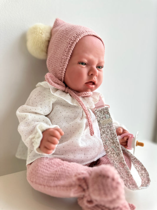 REBORN 40 CENTÍMETROS VESTIDO CON CAPOTA CON POMPON, BLUSA CON CUELLO, POLAINA, PATUCOS Y CHUPETE