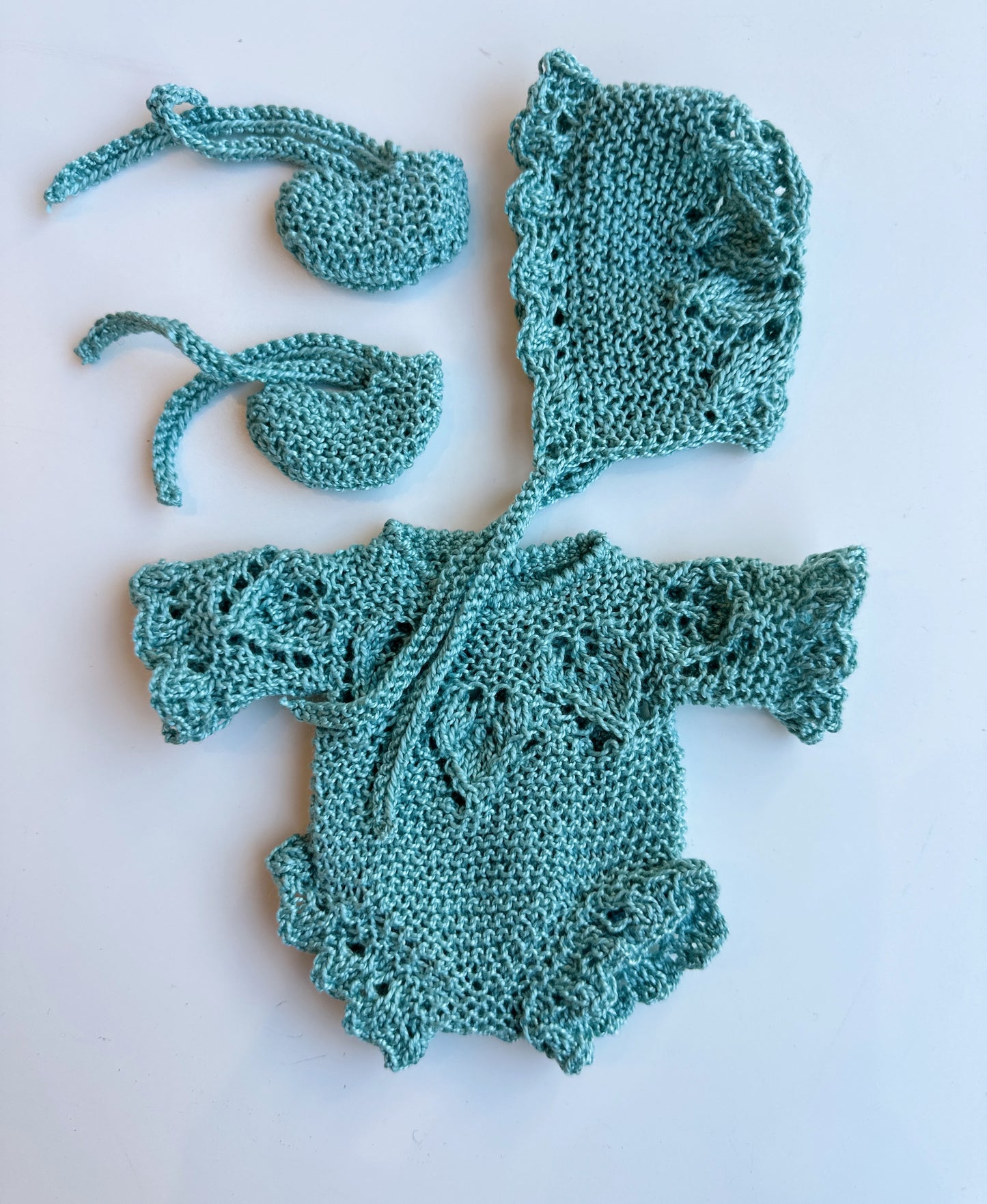 Conjunto body capota y patucos punto Perle hecho a mano