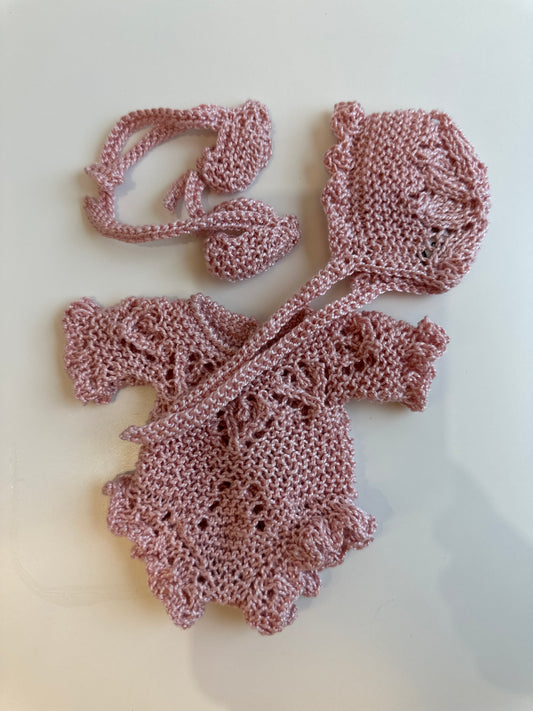 Conjunto body con capota y patucos perlé rosa chicle para muñeco de 21cm
