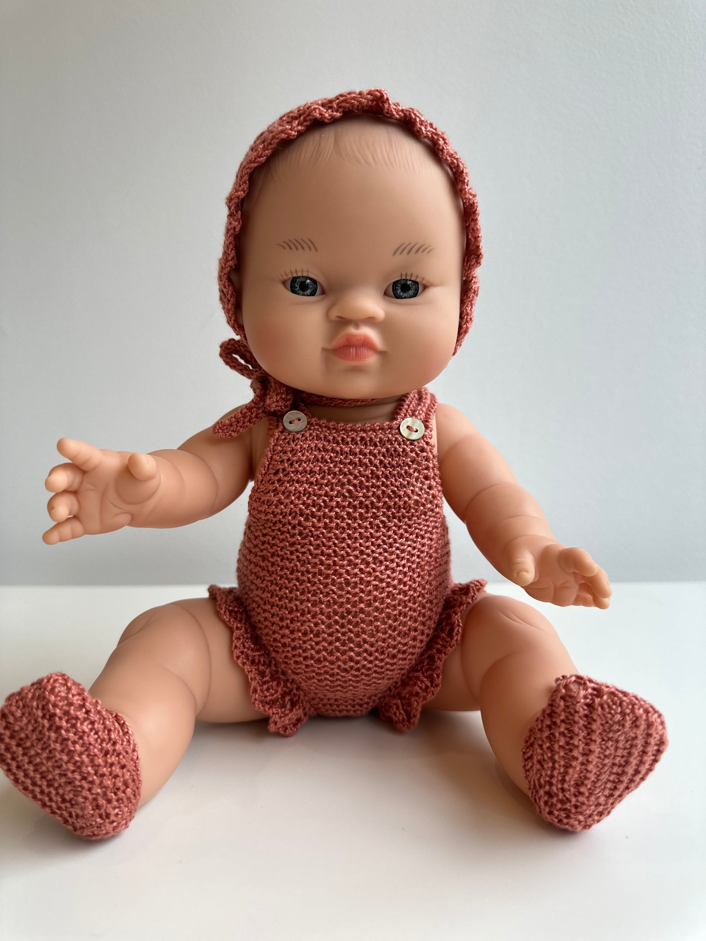 Conjunto de capota, peto y patucos hecho a mano para muñeco Gordi de Paola Reina 34 cm