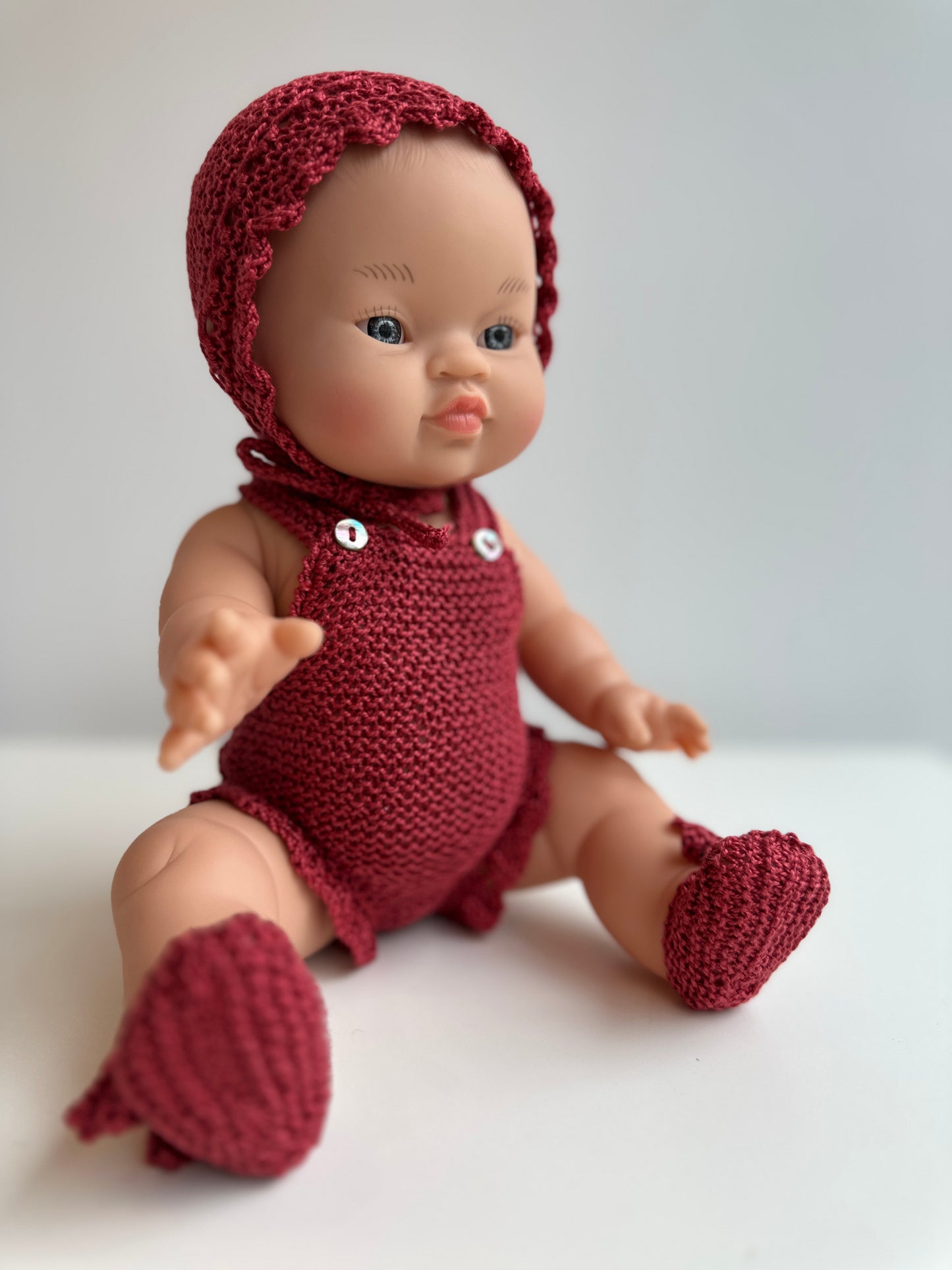 Conjunto de capota, peto y patucos hecho a mano para muñeco Gordi de Paola Reina 34 cm
