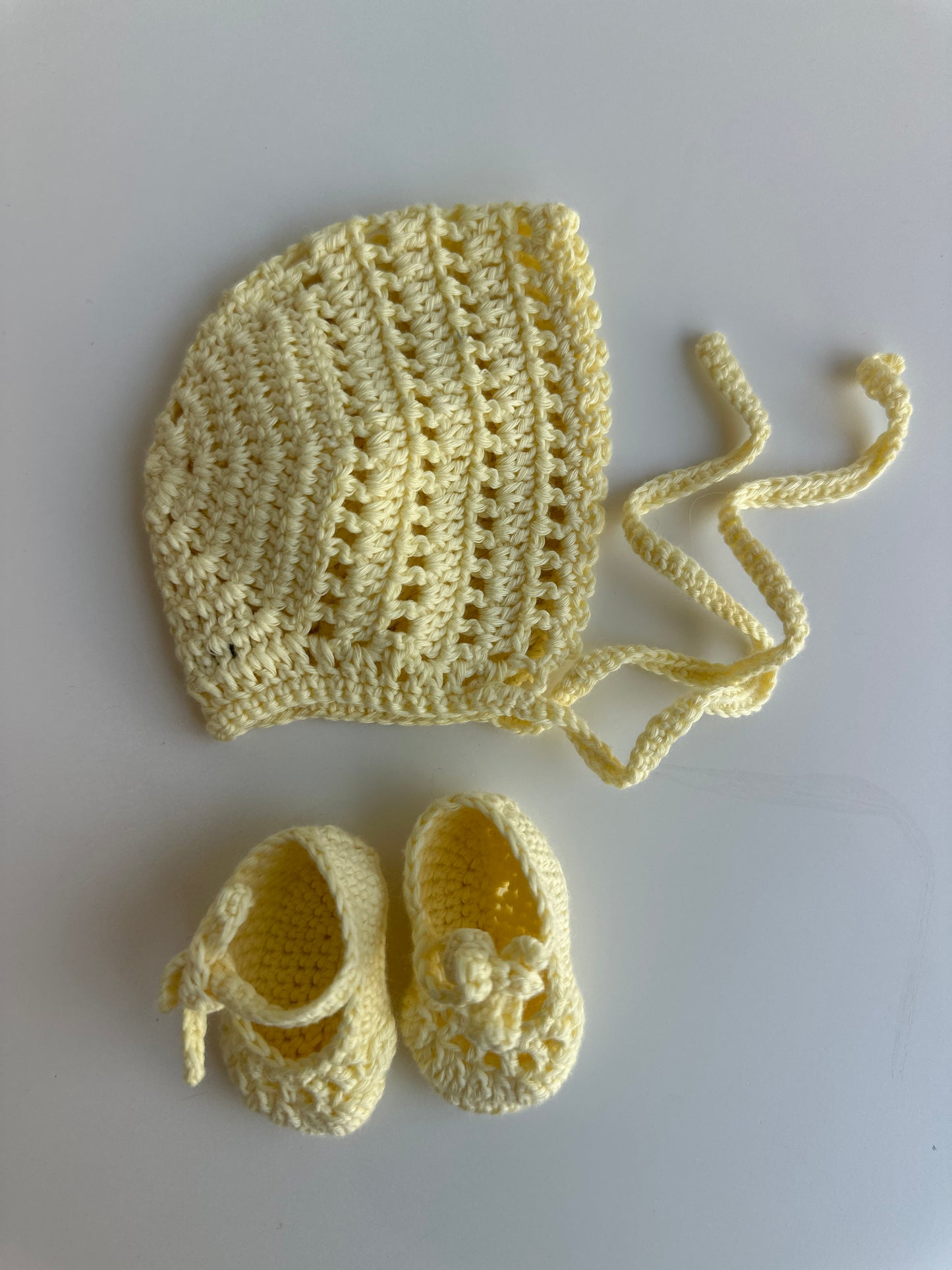 Conjunto capota y patucos hechos a mano para reborn. Disponible en varios colores: