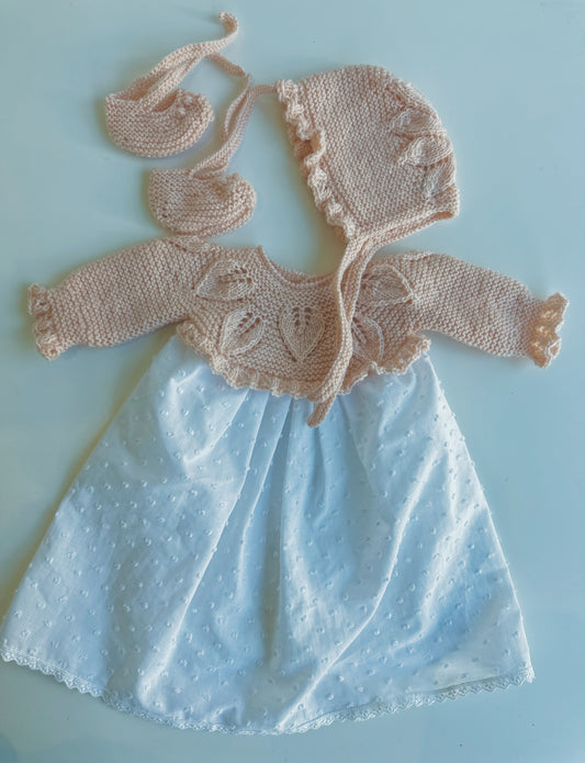 Conjunto compuesto por faldon, culotte, capota y patucos para reborn de 42 cm punto