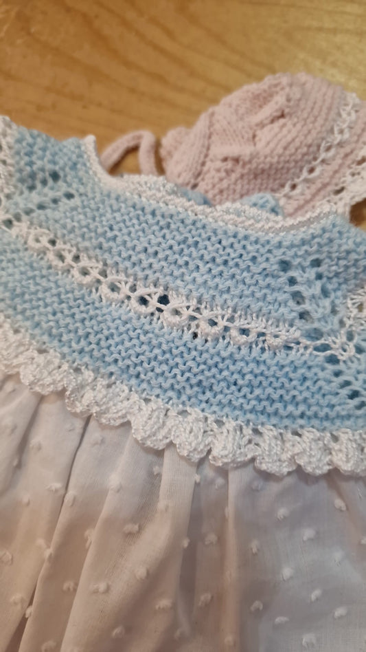 Conjunto compuesto por faldon, culotte, capota y patucos para reborn de 42 cm punto azul, blanco