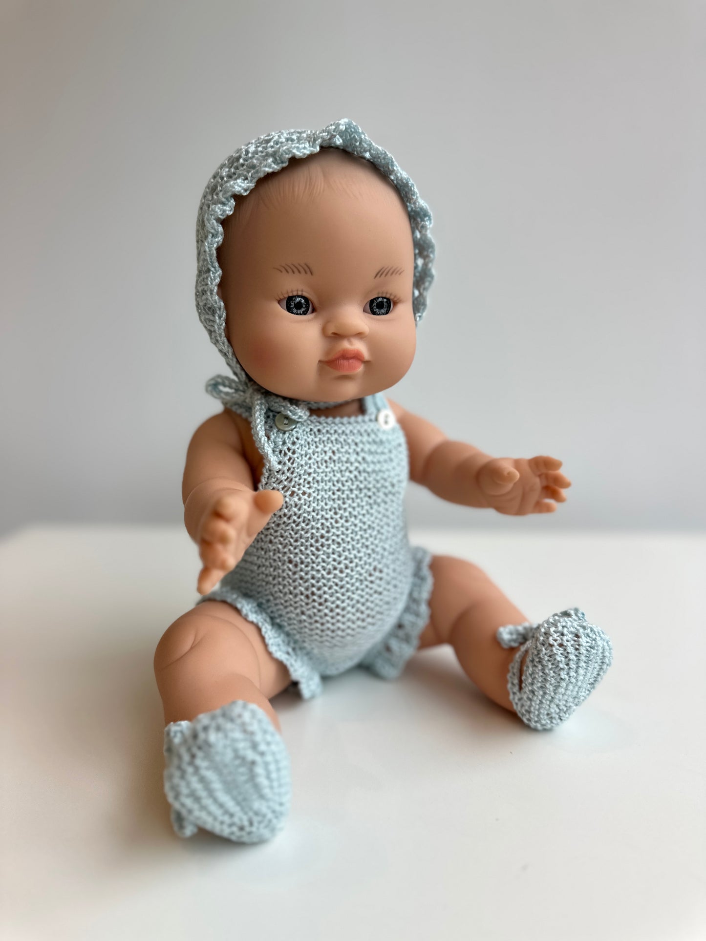 Conjunto de capota, peto y patucos hecho a mano para muñeco Gordi de Paola Reina 34 cm