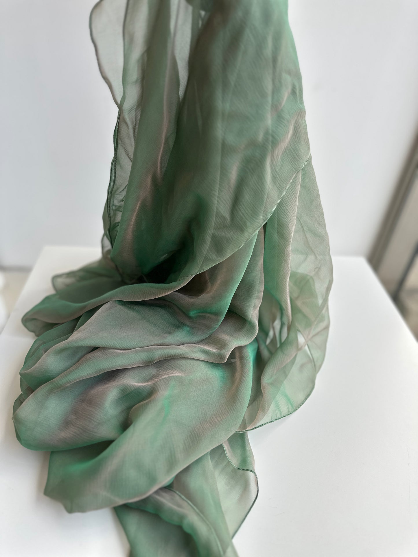 Capa con lazo seda natural tonos verde