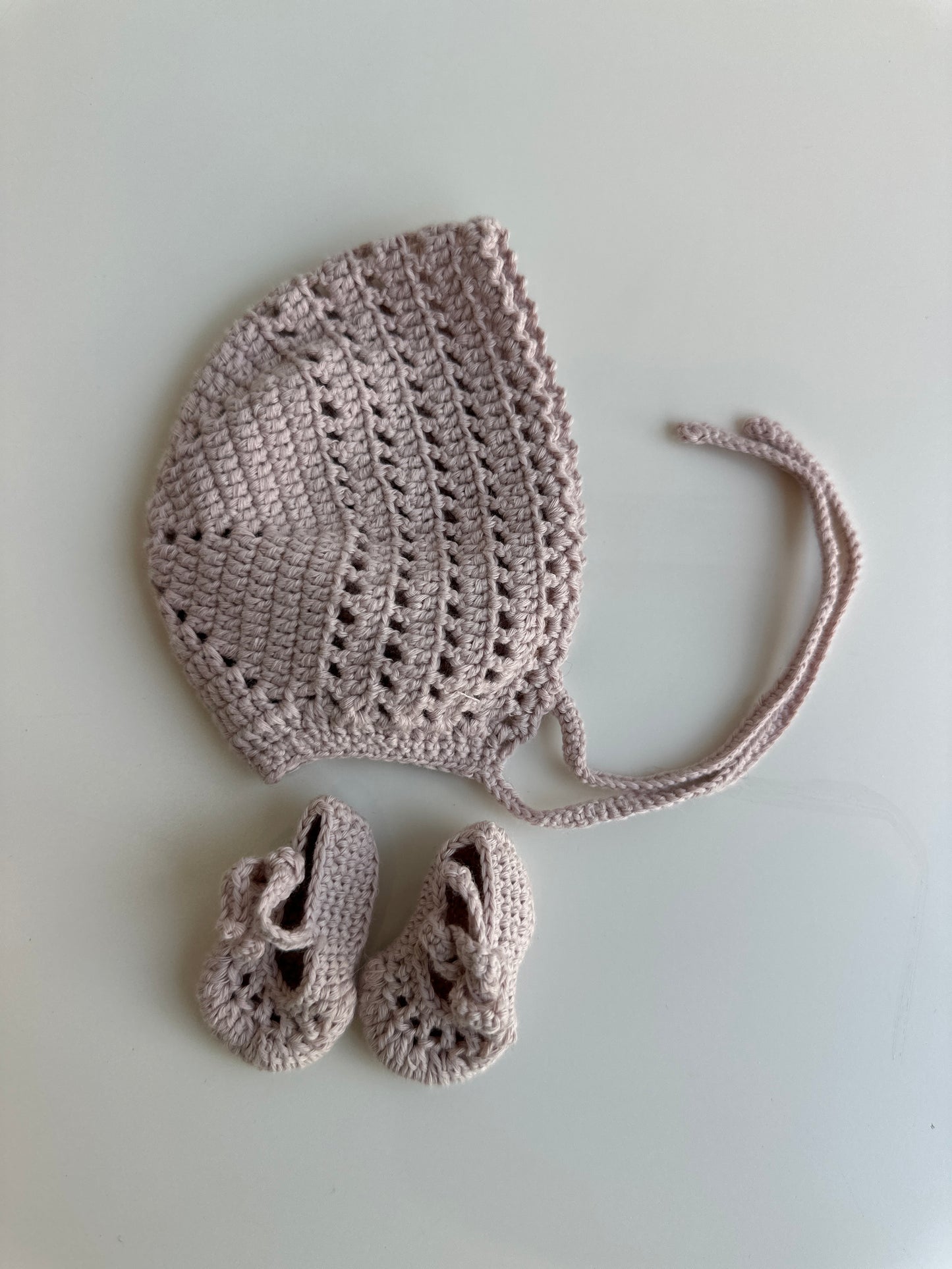 Conjunto capota y patucos hechos a mano para reborn. Disponible en varios colores: