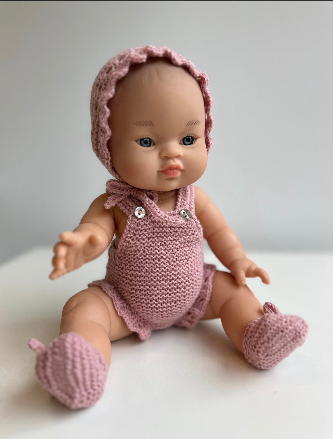 Conjunto de capota, peto y patucos hecho a mano para muñeco Gordi de Paola Reina 34 cm
