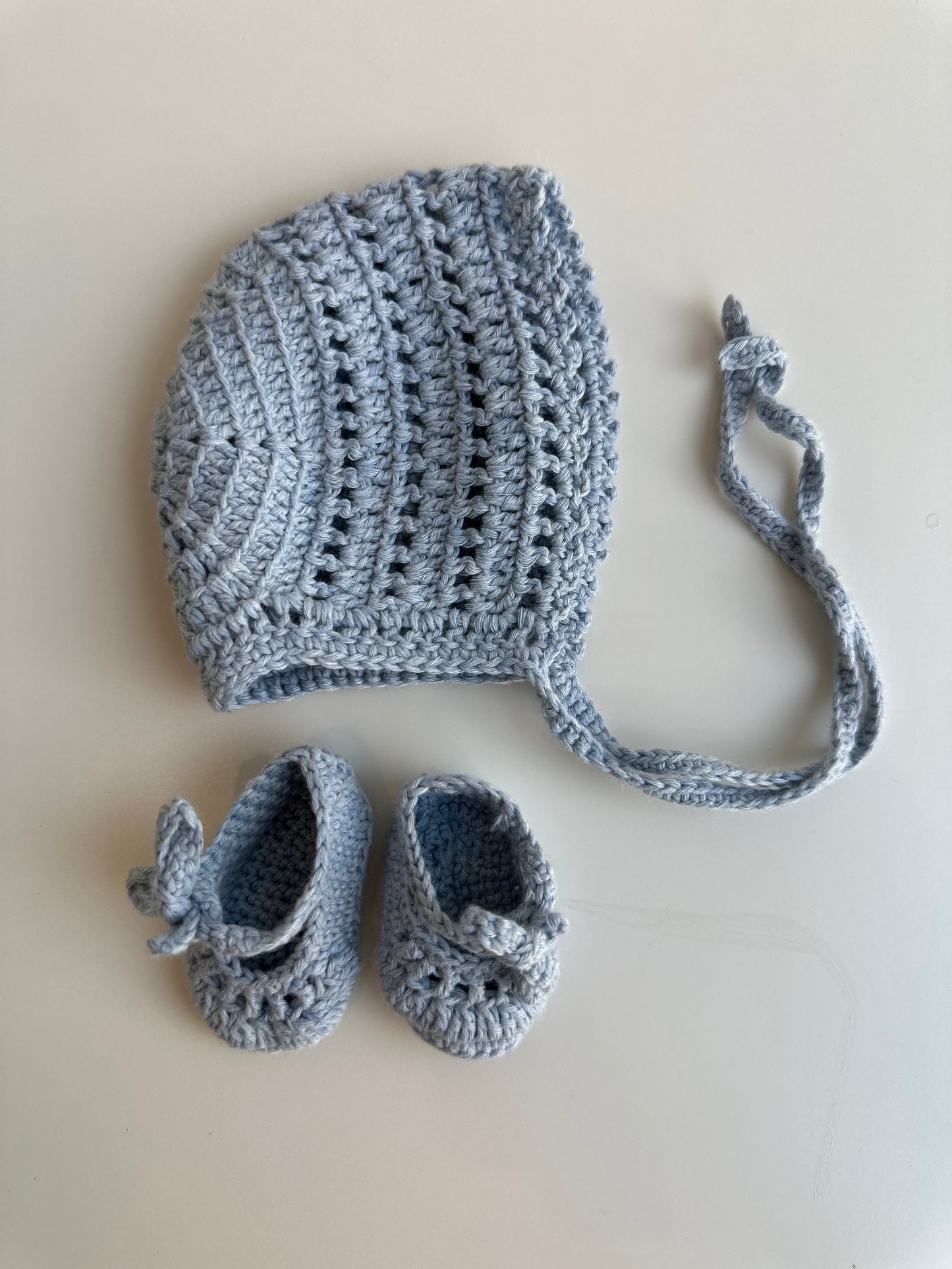 Conjunto capota y patucos hechos a mano para reborn. Disponible en varios colores: