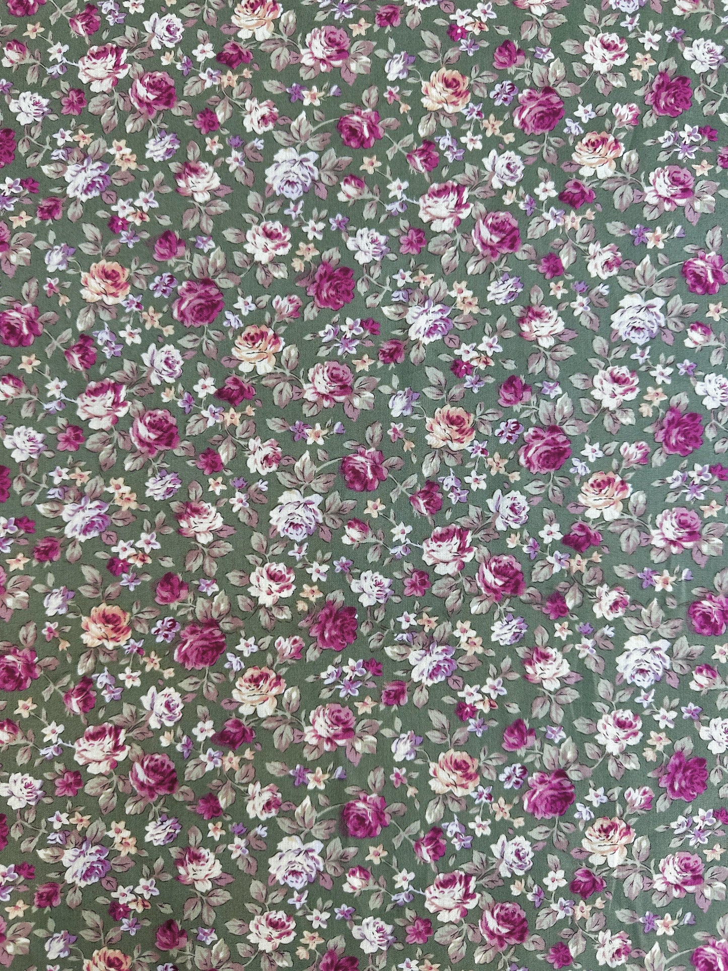 TELA ESTAMPADA DE 1,5 METROS DE ANCHO. 14 EUROS/ METRO.