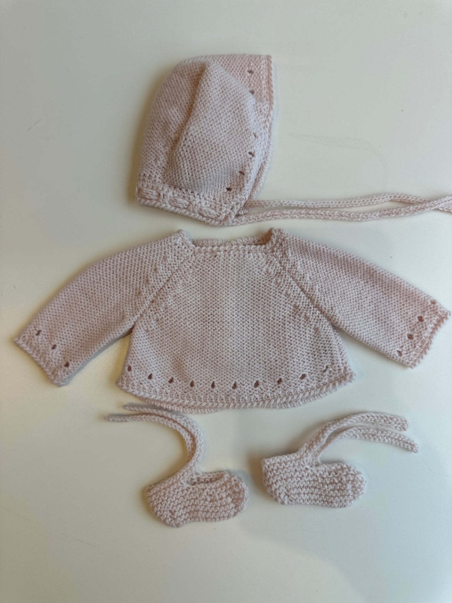 Conjunto jersey, capota y patucos para muñecos de 34 cm