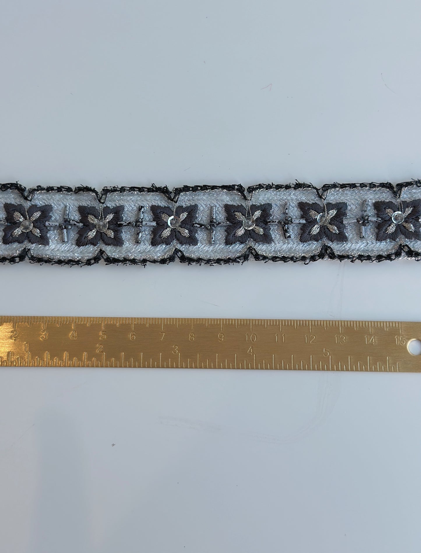 Choker con detalles en negro y plateados