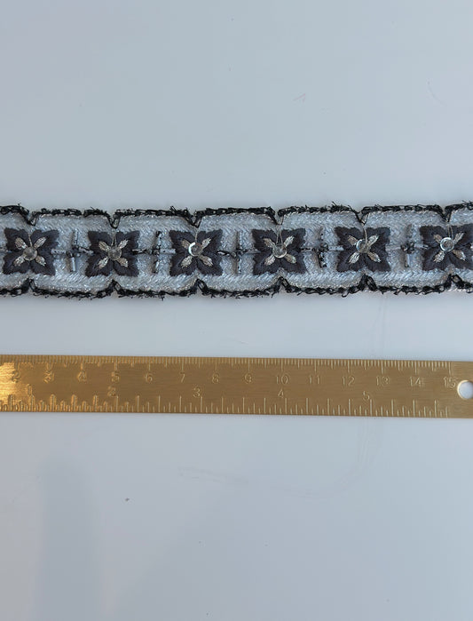 Choker con detalles en negro y plateados