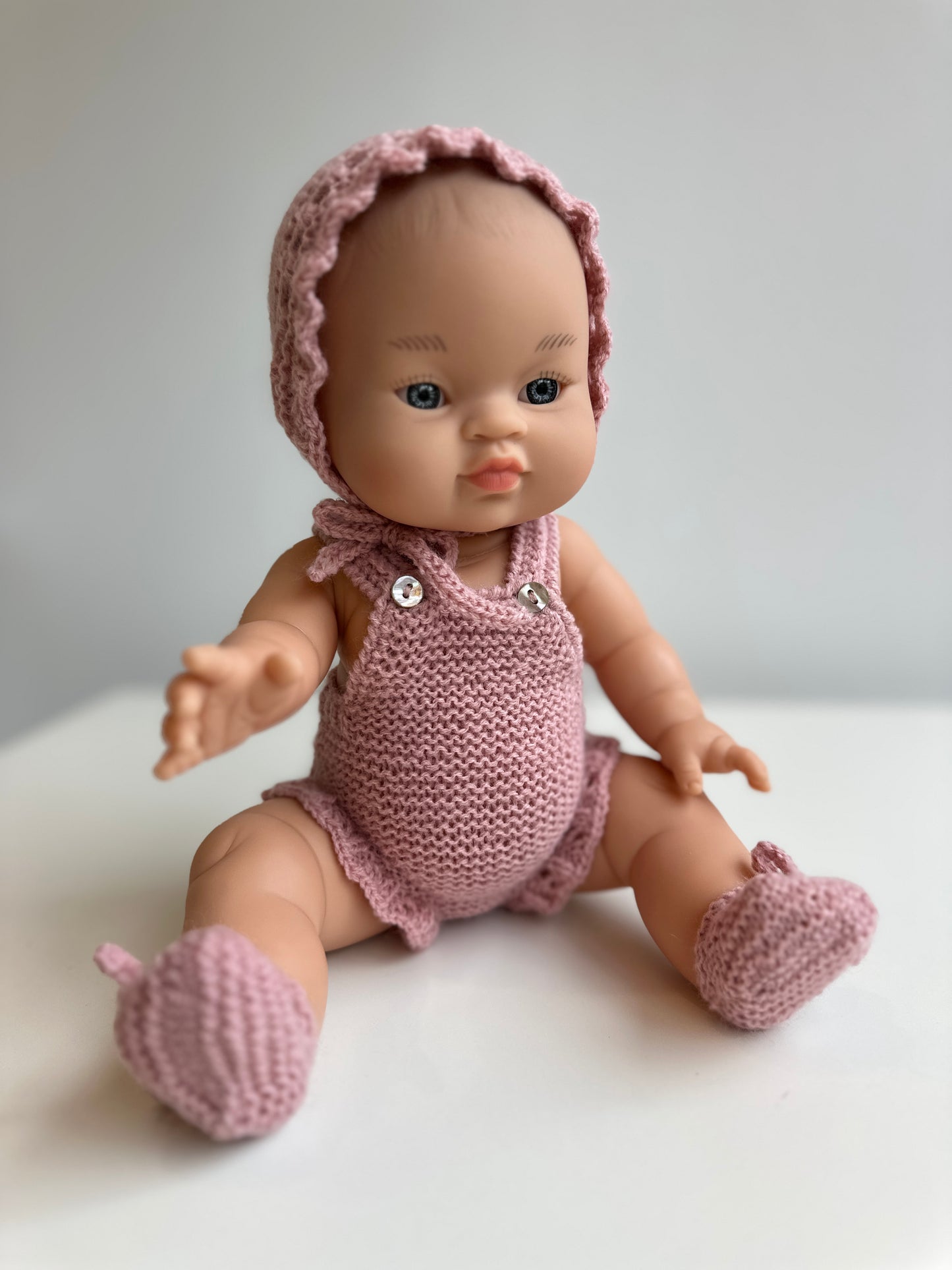 Conjunto de capota, peto y patucos hecho a mano para muñeco Gordi de Paola Reina 34 cm