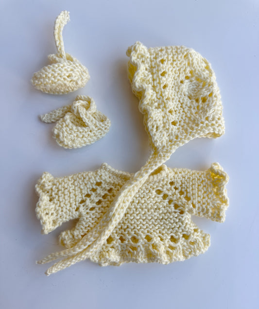 Conjunto jersey con capota y patucos algodón amarillo para muñeco de 21cm