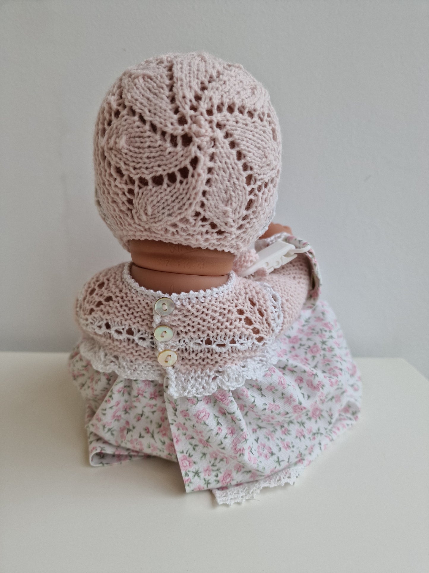 Muñeco 33cm vestido con faldón, patucos, capota y culotte hecho a mano.