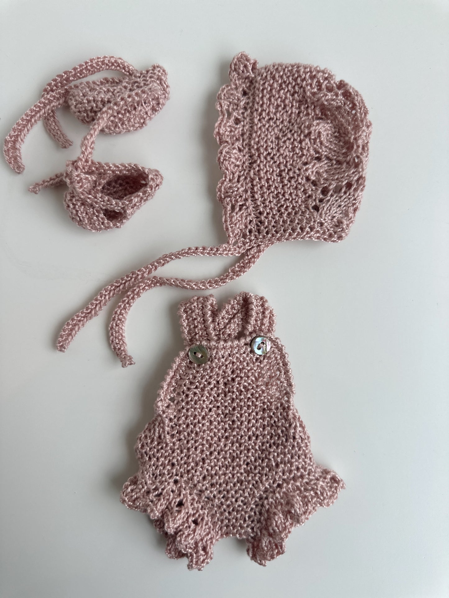 Conjunto peto capota y patucos punto Perle rosa empolvado hecho a mano