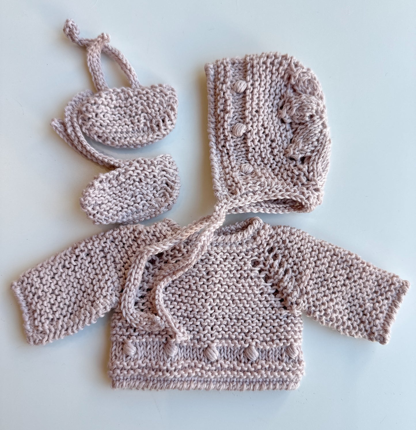 Conjunto punto hecho a mano capota, jersey y patucos algodón rosa viejo bodoques