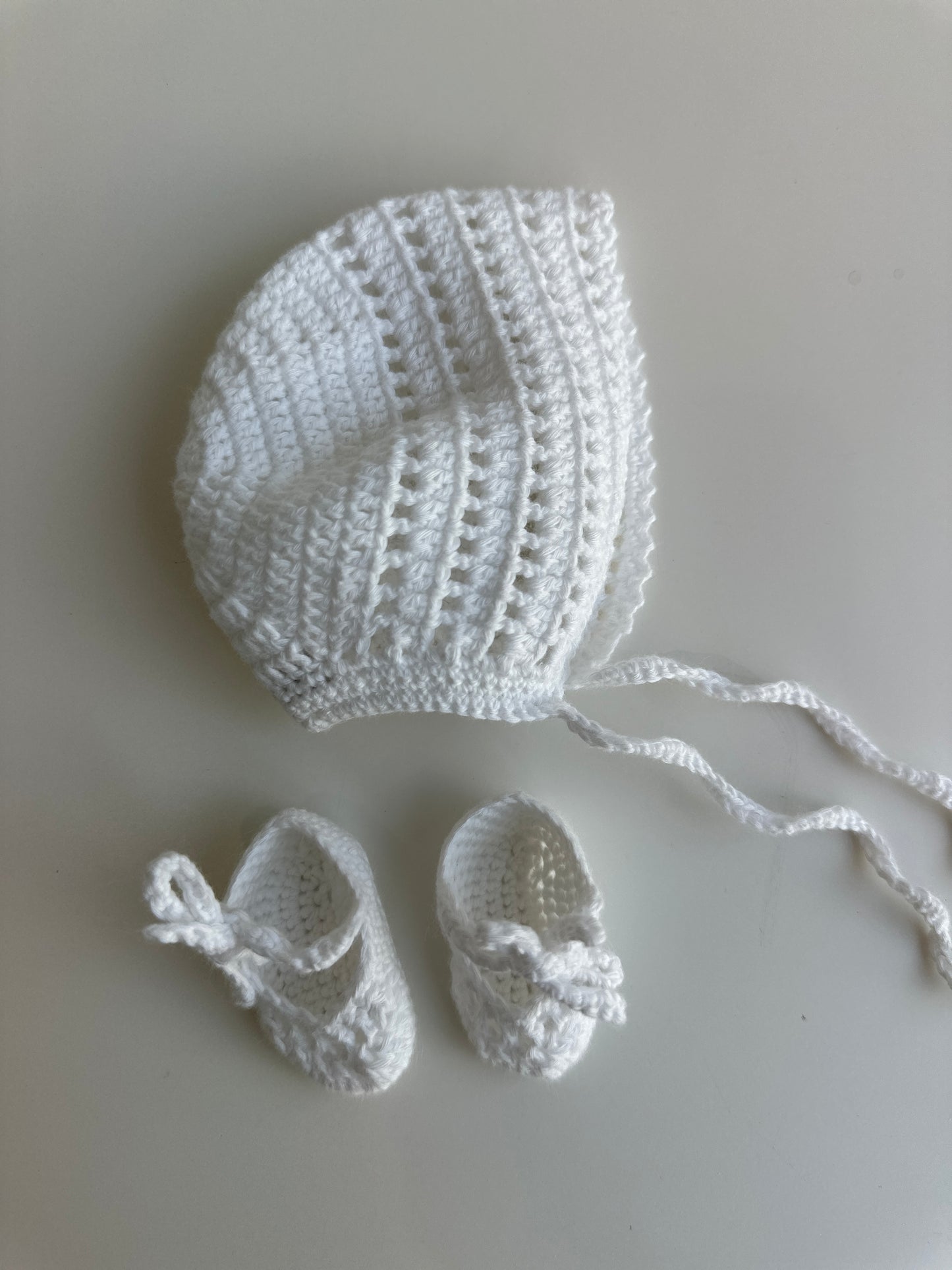 Conjunto capota y patucos hechos a mano para reborn. Disponible en varios colores: