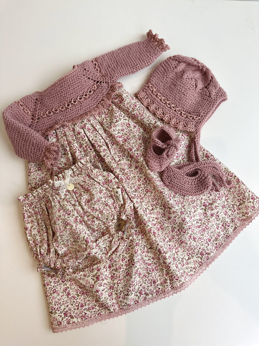 Conjunto compuesto por  faldon, culotte, capota y patucos para reborn de 42 cm