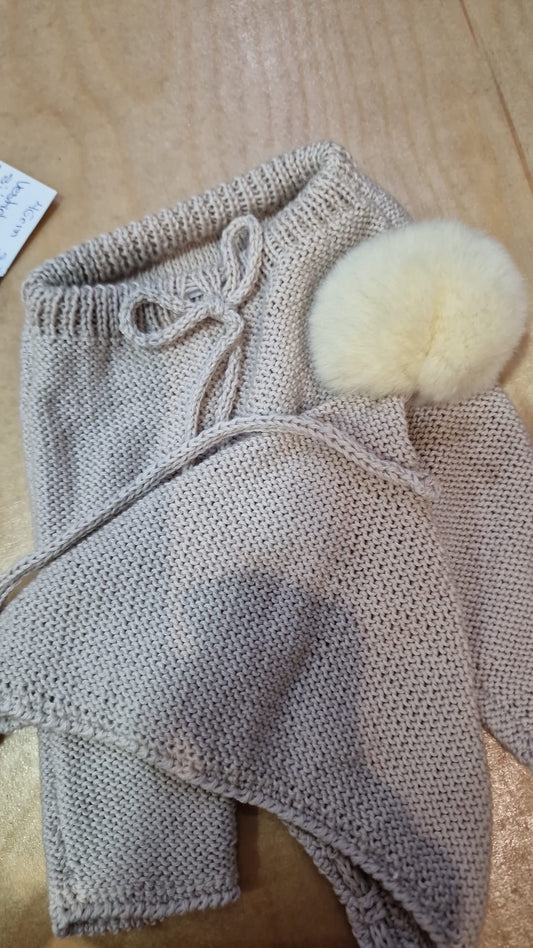 Conjuntos polaina, capota pompón y patucos arena, para muñeco de 42