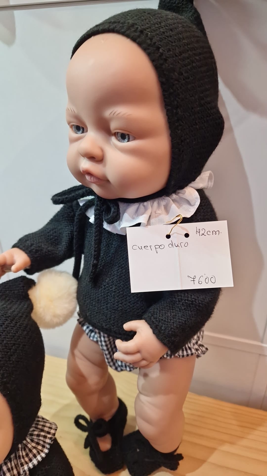 MUÑECO 42 CM VESTIDO CON CULOTTE, CUELLO, JERSEY, CAPOTA Y PATUCOS.
