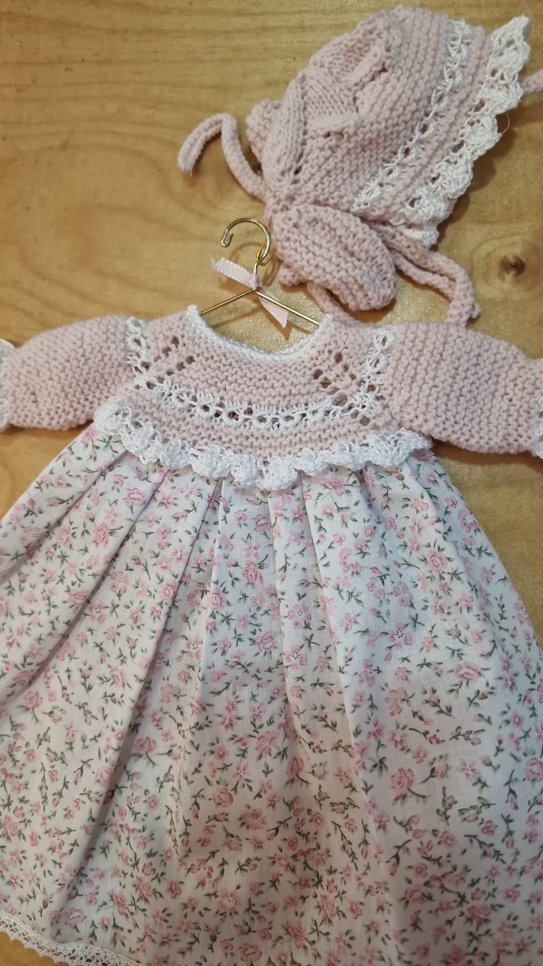 Muñeco 33cm vestido con faldón, patucos, capota y culotte hecho a mano.