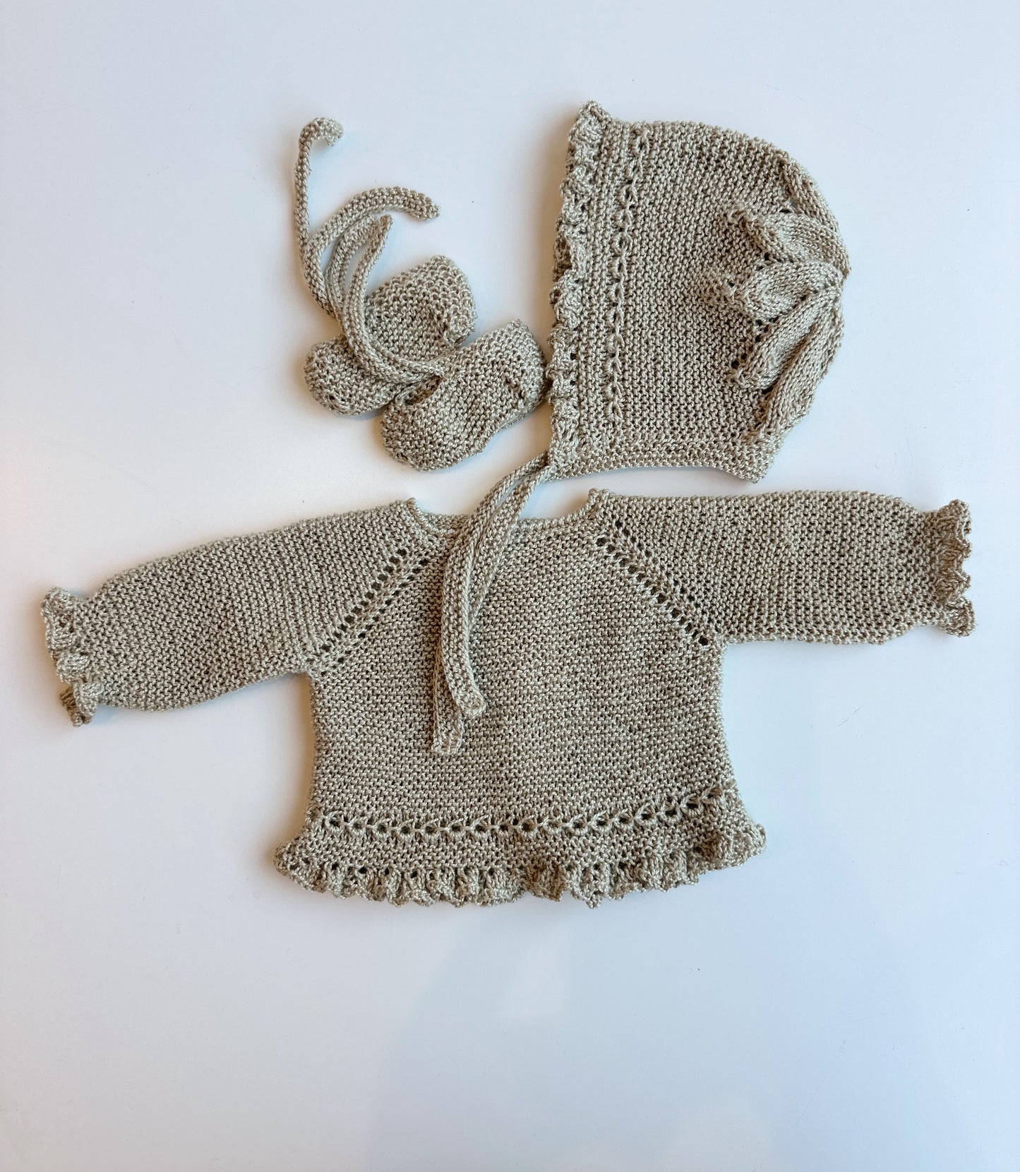 Conjunto punto hecho a mano capota, jersey y patucos bodoques perle arena