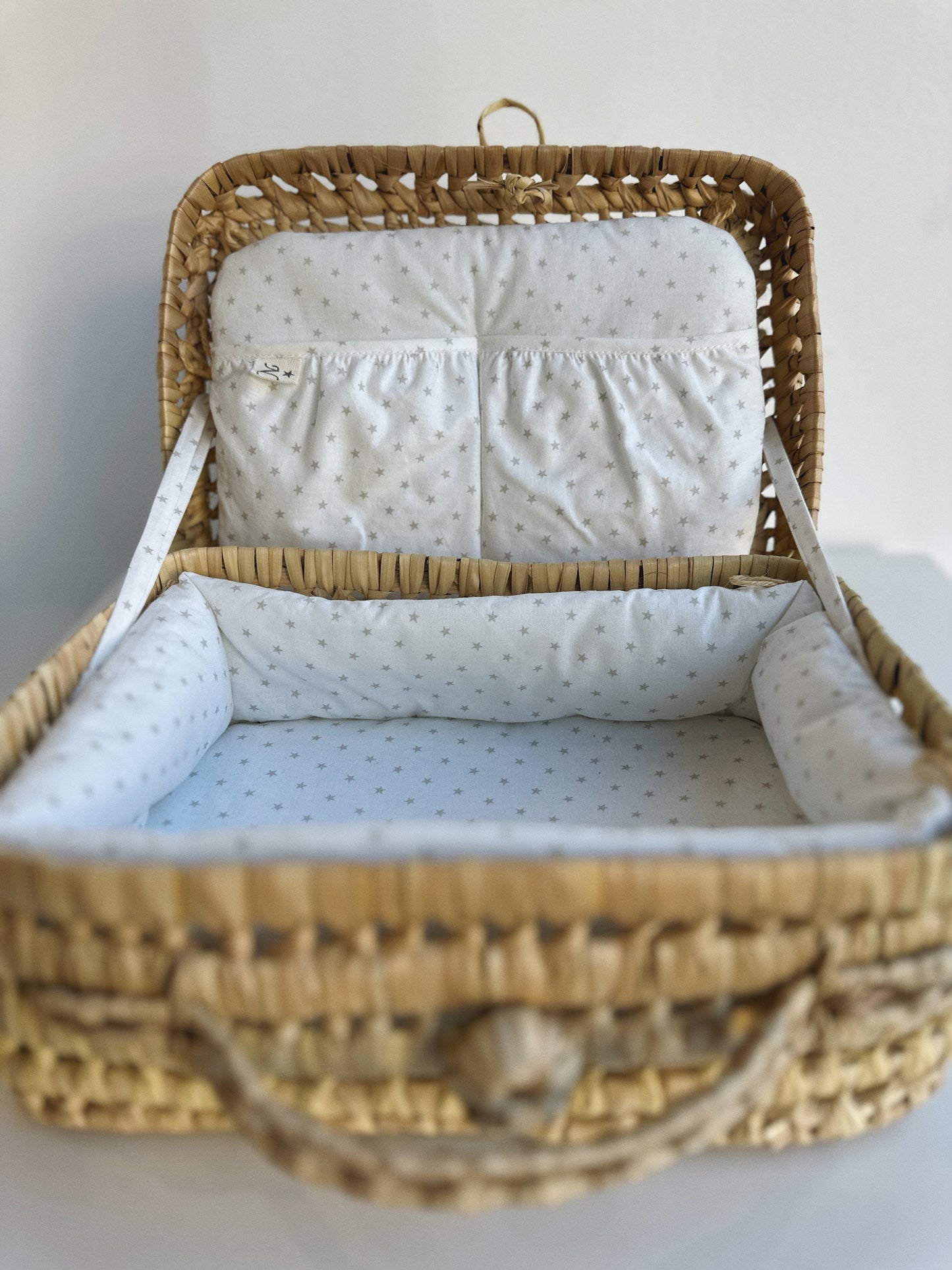MALETA MIMBRE FORRADA ESTRELLA GRIS