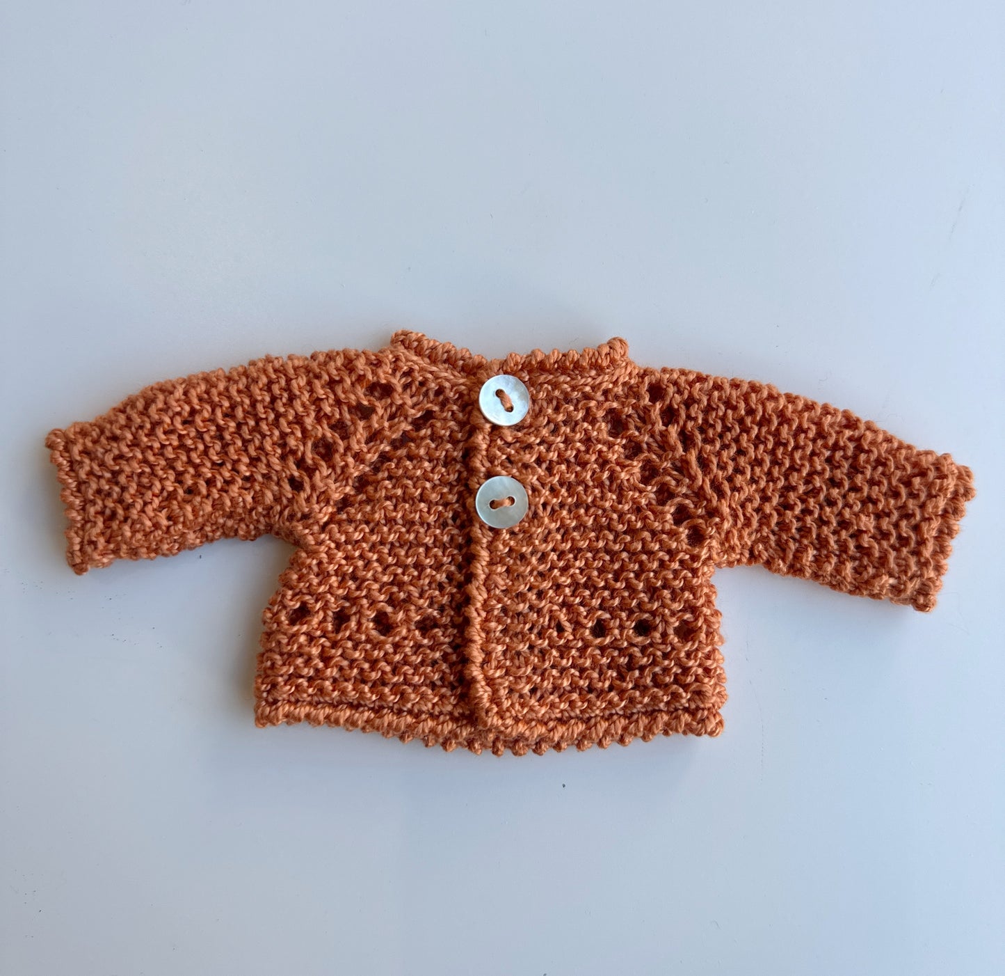 Conjunto jersey con capota y patucos perle caldera para muñeco de 21cm