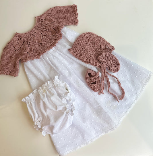 Conjunto compuesto por  faldon, culotte, capota y patucos para reborn de 52 cm