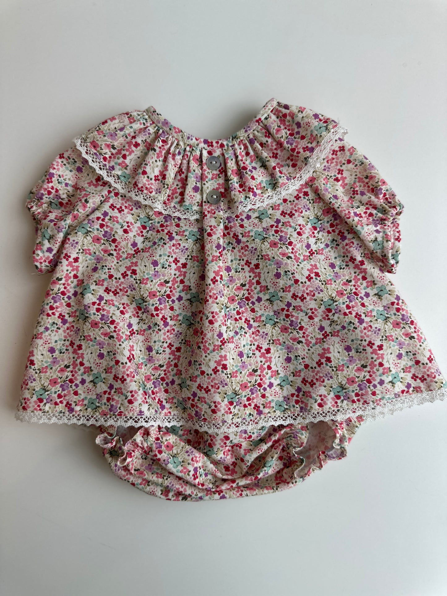 CONJUNTO BLUSA CON CUELLO Y CULOTTE PARA REBORN DE 52 CENTÍMETROS