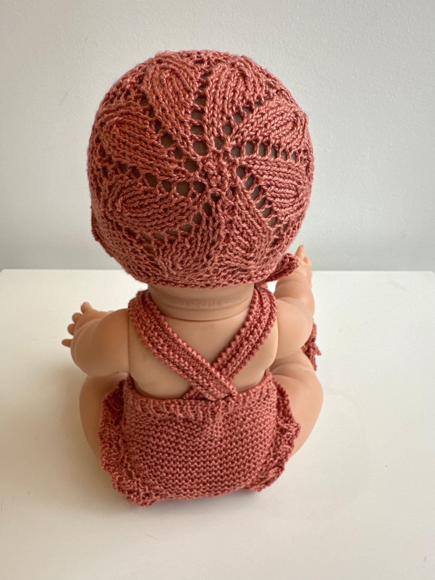 Conjunto de capota, peto y patucos hecho a mano para muñeco Gordi de Paola Reina 34 cm