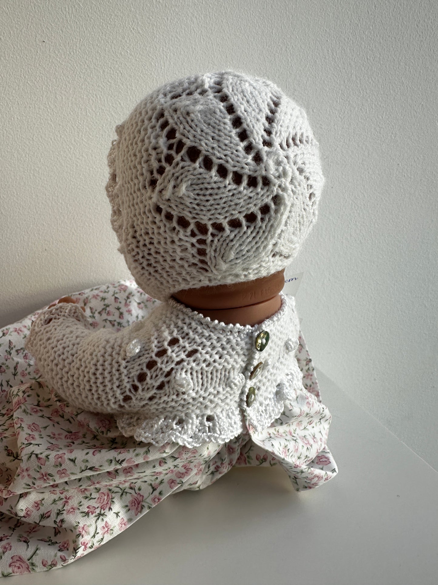 Muñeco 33cm vestido con faldón, patucos, capota y culotte hecho a mano. Punto blanco
