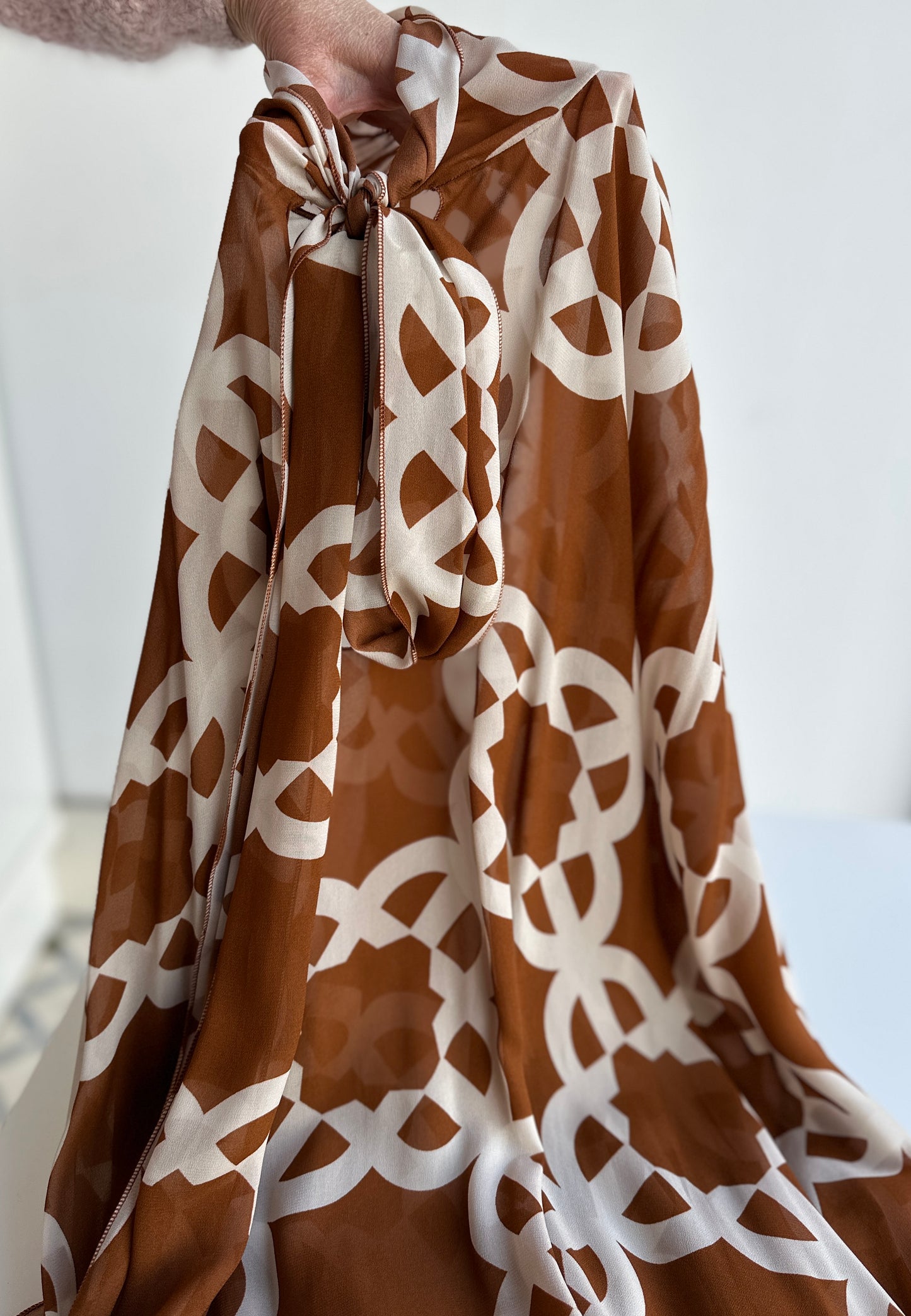 Capa con lazo estampado marrón