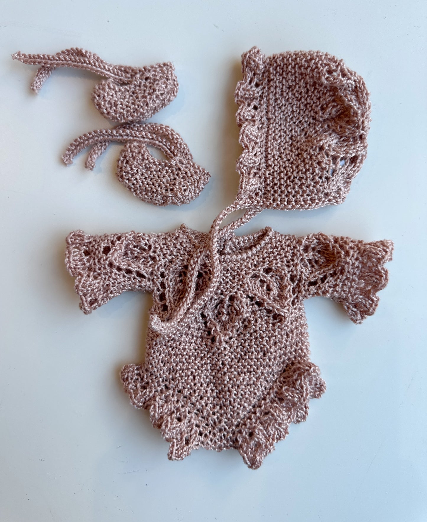 Conjunto body capota y patucos punto Perle hecho a mano