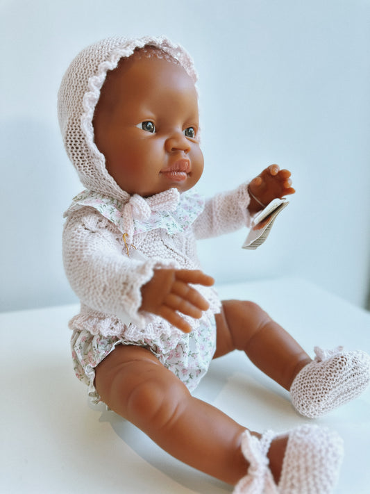 MUÑECO 42 CM VESTIDO CON CULOTTE, CUELLO, JERSEY, CAPOTA Y PATUCOS.