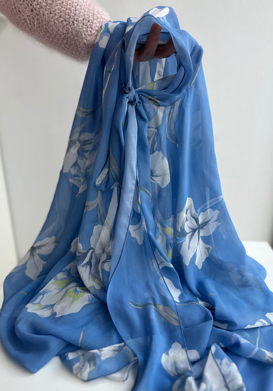 Capa con lazo estampado azul