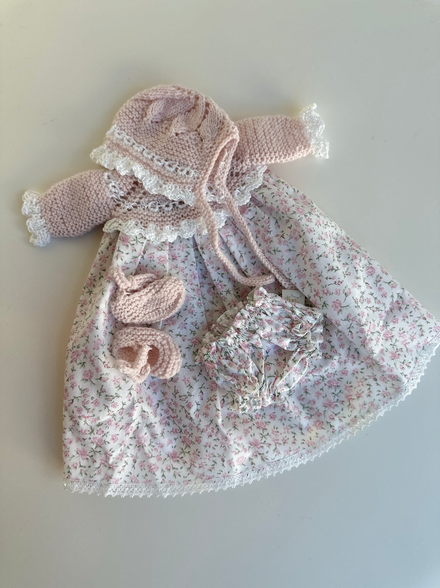 Muñeco 33cm vestido con faldón, patucos, capota y culotte hecho a mano.