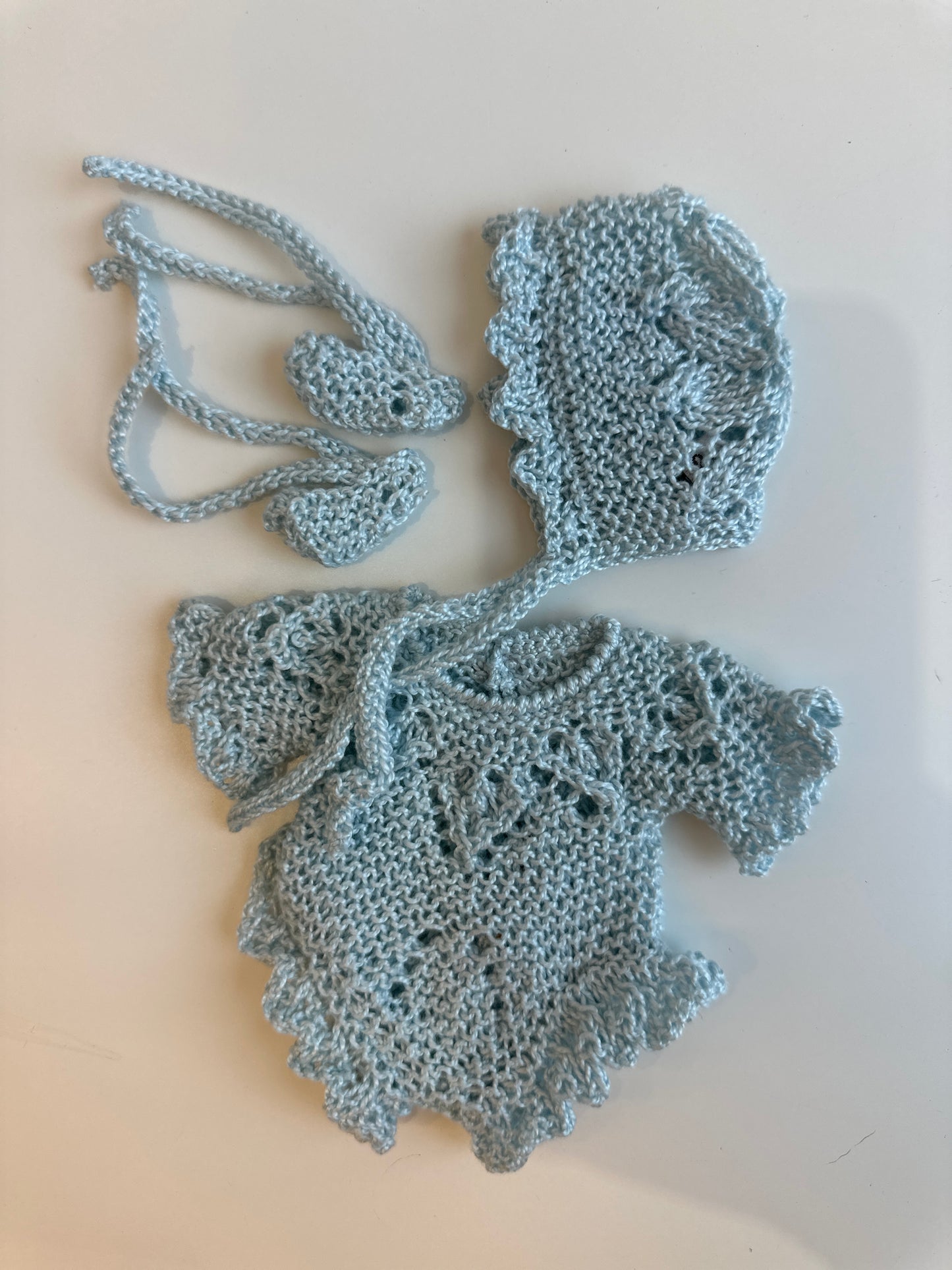 Conjunto body con capota y patucos perlé celeste para muñeco de 21cm